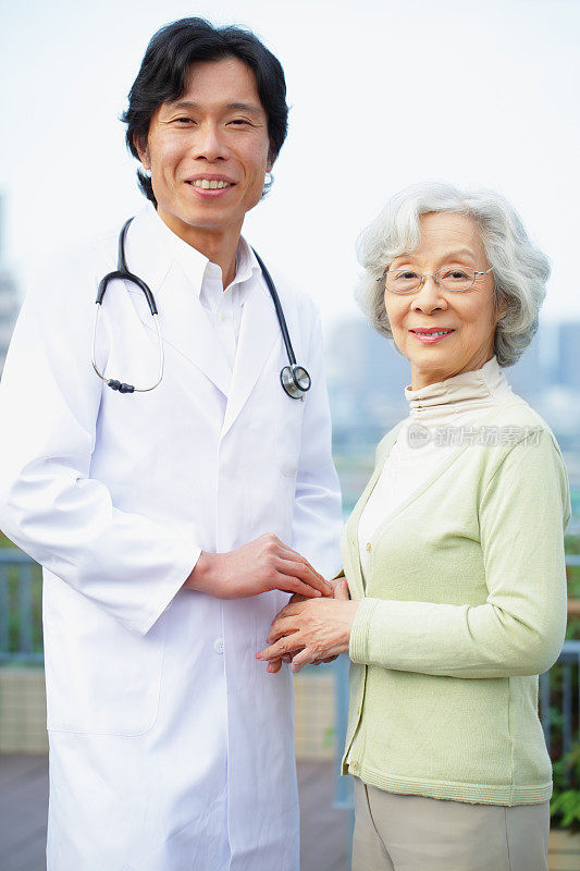 Japanese senior lady and doctor重复图片